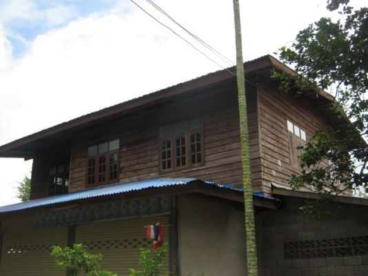 ไม้บ้าน สภาพเนื้อดี ดูแลอย่างดีไม่มีปลวก เสา 21 ต้น ระยะห่างกัน 3.50 เมตร ไม้บ้าน สภาพเนื้อดี ดูแลอย่างดีไม่มีปลวก เสา 21 ต้น ระยะห่างกัน 3.50 เมตร