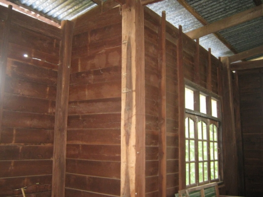 ไม้บ้าน สภาพเนื้อดี ดูแลอย่างดีไม่มีปลวก เสา 21 ต้น ระยะห่างกัน 3.50 เมตร ไม้บ้าน สภาพเนื้อดี ดูแลอย่างดีไม่มีปลวก เสา 21 ต้น ระยะห่างกัน 3.50 เมตร