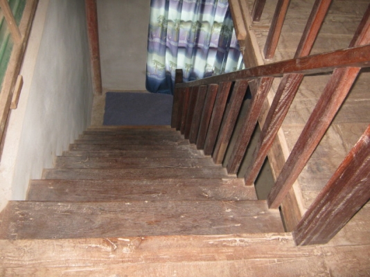 ไม้บ้าน สภาพเนื้อดี ดูแลอย่างดีไม่มีปลวก เสา 21 ต้น ระยะห่างกัน 3.50 เมตร ไม้บ้าน สภาพเนื้อดี ดูแลอย่างดีไม่มีปลวก เสา 21 ต้น ระยะห่างกัน 3.50 เมตร