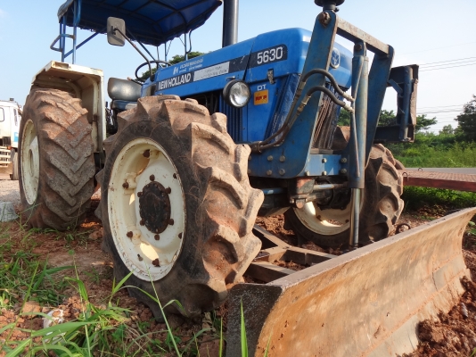 ขายด่วน  รถไถ  FORD  2เพลา    พร้อมอุปกรณ์  สภาพดีมาก  พร้อมใช้งาน