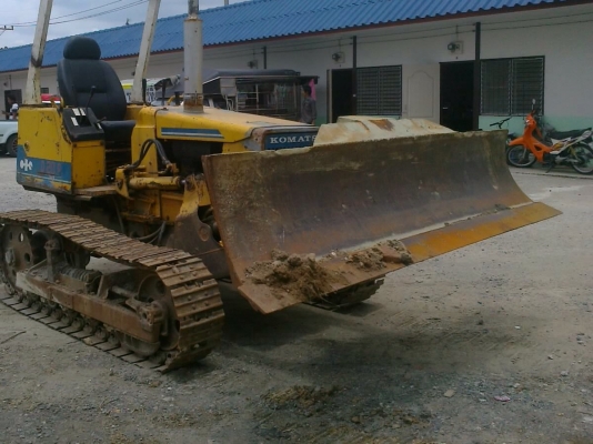 ขายแบคโฮ Komatsu PC30-6 และแทรคเตอร์ D20-6 พร้อมใช้งาน