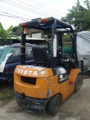 ขายด่วน !!!  รถโฟล์คลิฟท์ TOYOTA  7FD15 (รถนอก สภาพดี พร้อมใช้)  เครื่องยนต์ดีเซล  เสาสูง  3  เมตร  เกียร์ธรรมดา  งา 1,070  มม.  ยางตัน