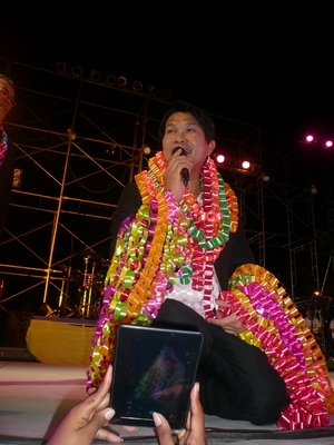 ทีมงานโตงเตง นครสววรค์ .บริการวงดนตรี ชุดใหญ่ พร้อมนักร้องหางเครื่อง เครื่องเสียงเกรด A มีนักร้องดังมากมายมาใช้บริการตามรูป