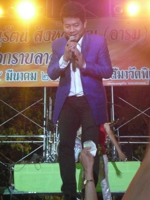 ทีมงานโตงเตง นครสววรค์ .บริการวงดนตรี ชุดใหญ่ พร้อมนักร้องหางเครื่อง เครื่องเสียงเกรด A มีนักร้องดังมากมายมาใช้บริการตามรูป