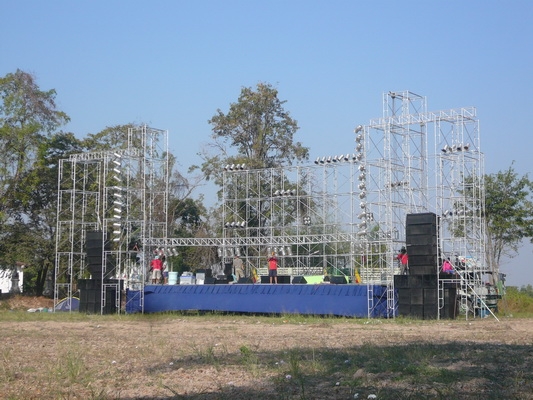 ทีมงานโตงเตง นครสววรค์ .บริการวงดนตรี ชุดใหญ่ พร้อมนักร้องหางเครื่อง เครื่องเสียงเกรด A มีนักร้องดังมากมายมาใช้บริการตามรูป