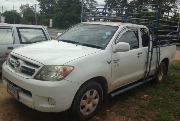 TOYOTA HILUX VIGO EXTRACAB  2.5 MT ปี 50 รถบ้านสวยจัดบางเดิมทั้งคัน ช่วงล่างติดตั้งเพลาลอยครบพร้อมใช้งาน กระบะมีคอกเหล็กสภาพสวย เครื่องแน่นแรงดี ภายในเก๋งคอนโซลสวยครบ พวงมาลัยเพาเวอร์ กระบะปูพื้นยางลายเนอร์อย่างสวย ยางสภาพดี 4 เส้นประมาณ 70\% พร้อมบรรทุ