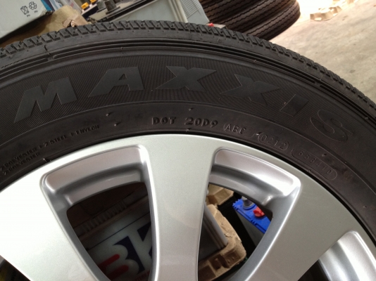 ขายล้อแม็กซ์พร้อมยางนอก Maxxis 4เส้น 17นิ้ว แคปติวา 2012