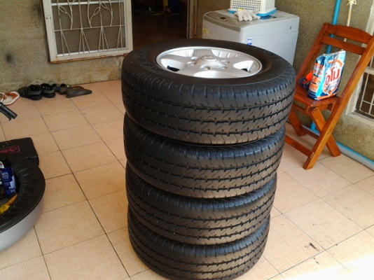 แม็กซ์พร้อมยางกระบะบรรทุกสภาพสวยครับ 215/70 ขอบ15