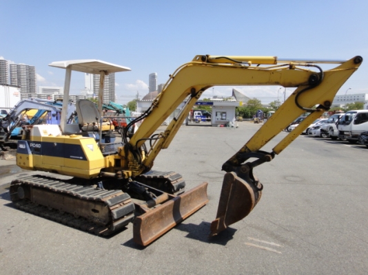 รถขุดดิน PC40-6-13528  สภาพสวย  ชั่วโมงใช้งานน้อย นำเข้าจากญี่ปุ่น  ถึงไทยเรียบร้อยแล้ว  รถจอดอยู่ที่ C.S. Motor หลักสี่ โทร.081-373-0559