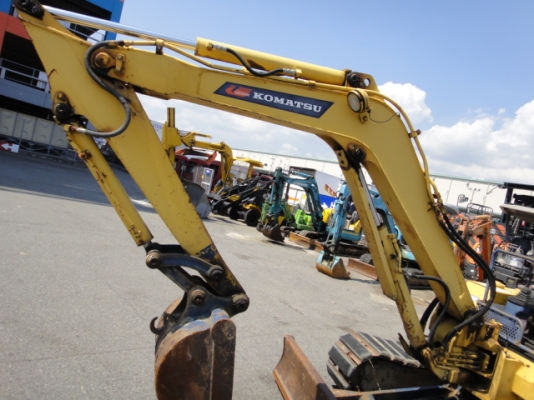 รถขุดดิน PC40-6-13528  สภาพสวย  ชั่วโมงใช้งานน้อย นำเข้าจากญี่ปุ่น  ถึงไทยเรียบร้อยแล้ว  รถจอดอยู่ที่ C.S. Motor หลักสี่ โทร.081-373-0559