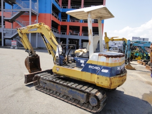 รถขุดดิน PC40-6-13528  สภาพสวย  ชั่วโมงใช้งานน้อย นำเข้าจากญี่ปุ่น  ถึงไทยเรียบร้อยแล้ว  รถจอดอยู่ที่ C.S. Motor หลักสี่ โทร.081-373-0559