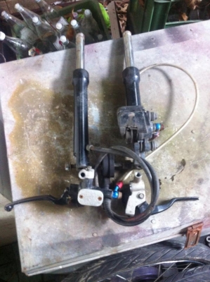 โช๊คหน้าพร้อมแกน และปั้มเบรกล่างบน