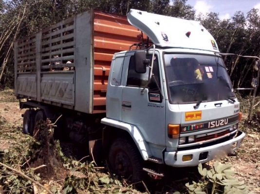 รถอีซูซุ 10 ล้อดั้ม เปลื่ยนเครื่อง 230 แรงม้า  สนใจติดต่อ 081 - 6079515