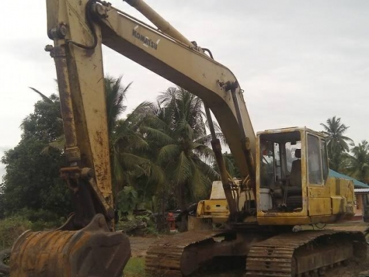 KOMATSU PC 200-3 รถบอดี้สวยสภาพดีพร้อมใช้งาน เครื่องเดิมปั๊มเดิมแรงดี ภายในเก๋งคอนโทรลยาว ภายนอกบูมอาร์มสวยไม่มีดาม ช่วงล่างเอวแน่นดี โรลเลอร์โซ่ใบแทรกประมาณ 60\% พร้อมใช้งาน เอกสารสัญญาซื้อขาย ราคาต่อรองได้ครับ