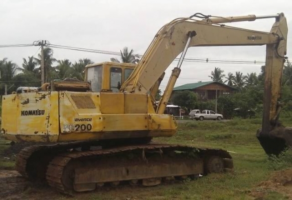 KOMATSU PC 200-3 รถบอดี้สวยสภาพดีพร้อมใช้งาน เครื่องเดิมปั๊มเดิมแรงดี ภายในเก๋งคอนโทรลยาว ภายนอกบูมอาร์มสวยไม่มีดาม ช่วงล่างเอวแน่นดี โรลเลอร์โซ่ใบแทรกประมาณ 60\% พร้อมใช้งาน เอกสารสัญญาซื้อขาย ราคาต่อรองได้ครับ