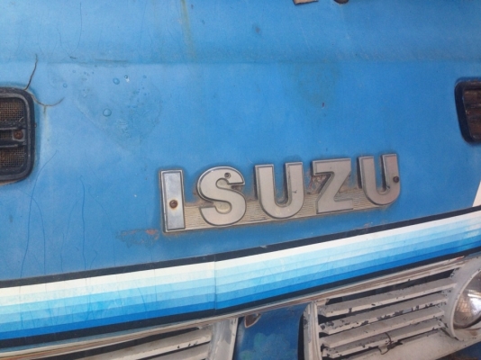ISUZU ELF 74 HP รถบรรทุก 4 ล้อกลาง กระบะคอกเหล็กความยาว 3.20 เมตรสภาพดีพร้อมบรรทุกได้เลย เครื่องแรงดีไม่เยิ้ม ภายในเก๋งคอนโซลครบพร้อม ช่วงล่างคัชซีไม่ผุไม่ดาม ยางสภาพดี 60\% พร้อมใช้งาน เอกสารทะเบียนครบพร้อม ราคาต่อรองได้ครับ
