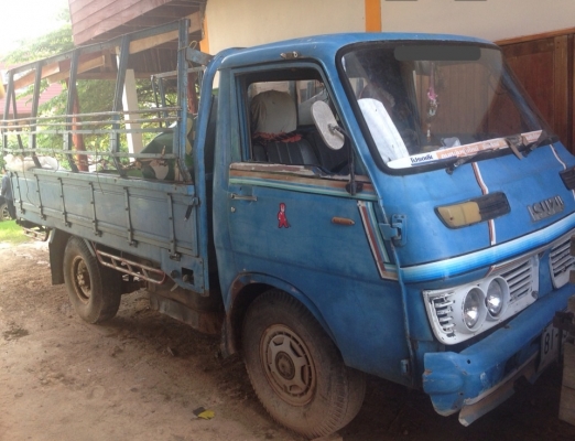 ISUZU ELF 74 HP รถบรรทุก 4 ล้อกลาง กระบะคอกเหล็กความยาว 3.20 เมตรสภาพดีพร้อมบรรทุกได้เลย เครื่องแรงดีไม่เยิ้ม ภายในเก๋งคอนโซลครบพร้อม ช่วงล่างคัชซีไม่ผุไม่ดาม ยางสภาพดี 60\% พร้อมใช้งาน เอกสารทะเบียนครบพร้อม ราคาต่อรองได้ครับ