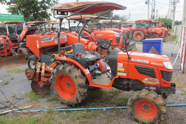 รถไร่ KUBOTA B2420 ชั่วโมงน้อย  คุณภาพเยี่ยม ไม่เคยติดใบมีมาก่อน พร้อมผาน ตราช้าง