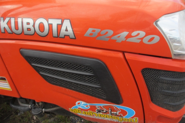 รถไร่ KUBOTA B2420 ชั่วโมงน้อย  คุณภาพเยี่ยม ไม่เคยติดใบมีมาก่อน พร้อมผาน ตราช้าง
