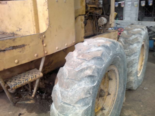 รถเกรด  CAT 12H    สนใจติดต่อ 081 - 6079515