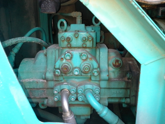 ขายด่วน  KOBELCO  MARK V SUPER  เก๋งเหลี่ยม  ซีเรียล 15998  นำเข้าเองจากญี่ปุ่น 100\%  .ใฃ้งาน 4900 ชม.  ใบแทรคใหญ่ สวยจริง ๆๆ