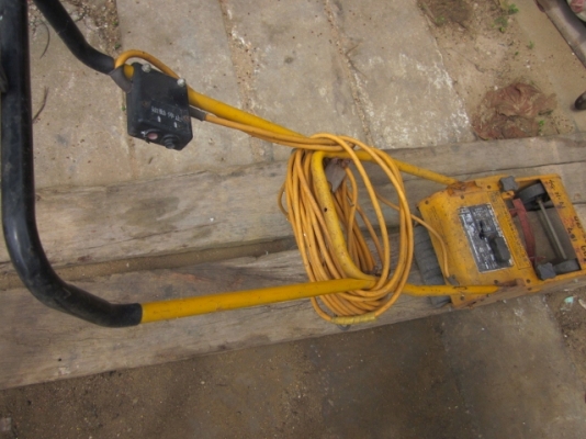 ขายถุก--เครื่องตัดหญ้า ไฟ 110V สภาพพร้อมใช้งาน เพียง 1,800 บาท