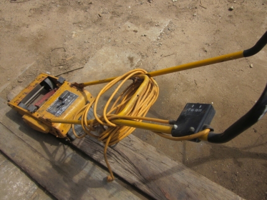 ขายถุก--เครื่องตัดหญ้า ไฟ 110V สภาพพร้อมใช้งาน เพียง 1,800 บาท