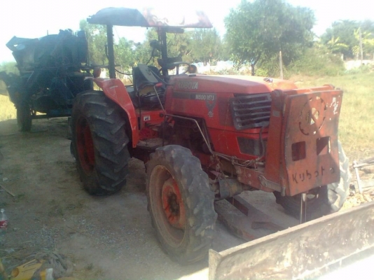 KUBOTA M5000 SU - 2 เพลา ทำงาน 4,000 ชม. อุปกรณ์ครบพร้อม มีใบดันหน้า มีผานพรวนดิน 5 ช่วงล่างแน่น ยางสภาพดี 4 เส้นประมาณ 60\% พร้อมใช้งานได้เลย เอกสารเล่มทะเบียนครบพร้อมครบ
