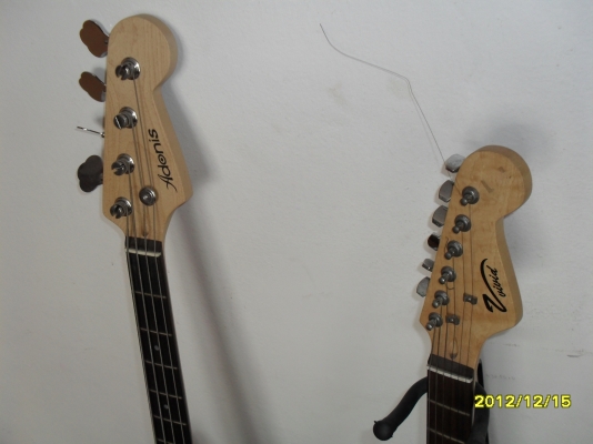 ขายกีตาร์ไฟฟ้า 2 ตัว(Bass+Cord +Effect +ที่วางกีตาร์+สายสะพาย+สายแจ๊ก