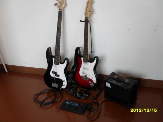 ขายกีตาร์ไฟฟ้า 2 ตัว(Bass+Cord +Effect +ที่วางกีตาร์+สายสะพาย+สายแจ๊ก