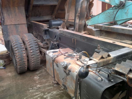 รถอิซูซุ 6 ล้อดั๊ม NQR 150 แรงม้า  ปี 50  สนใจติดต่อ 081 - 6079515