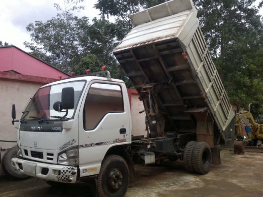 รถอิซูซุ 6 ล้อดั๊ม NQR 150 แรงม้า  ปี 50  สนใจติดต่อ 081 - 6079515