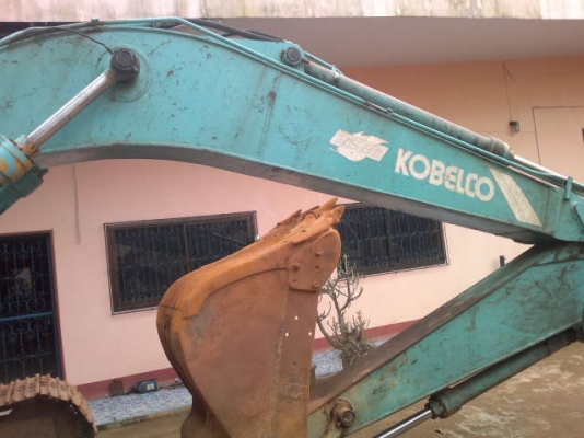 รถแบคโฮ KOBELCO  200 - 5  ซูปเปอร์   สนใจติดต่อ 081 - 6079515
