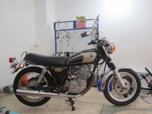 ขาย SR400ประกอบใหม่ๆ ปี94 ยุ่นๆทุกอย่าง เอกสารอินวอยชื่อผู้ซื้อครับ ระบบไฟออกทุกจุด คาบูลูกชักครับ รับประกันเครื่อง มีปัญหาเครมอย่างเดียวครับ 0832188492 ปู คอนหวัน ราคาต่อรองใด้ครับ(รับแลกเทริน์)