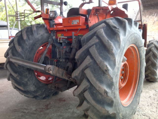 รถไถ  คูโบต้า M9000 ( 2000 กว่าซม . ) สนใจติดต่อ 081 - 6079515