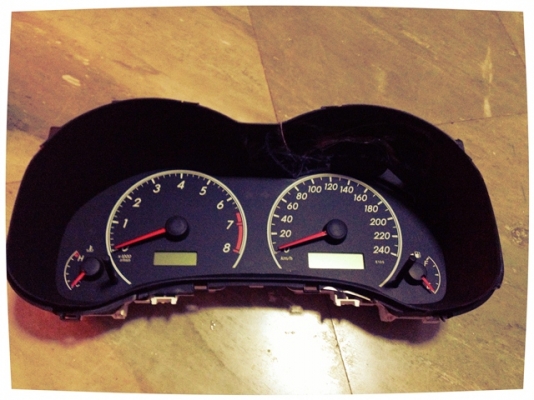 หน้าปัดไมล์ Toyota Altis 2011 (มีรอยแตกด้านบนขวา)