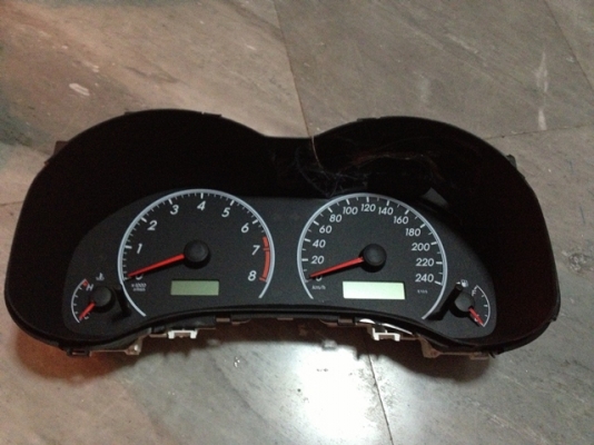 หน้าปัดไมล์ Toyota Altis 2011 (มีรอยแตกด้านบนขวา)