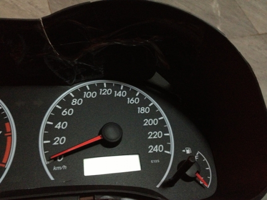 หน้าปัดไมล์ Toyota Altis 2011 (มีรอยแตกด้านบนขวา)