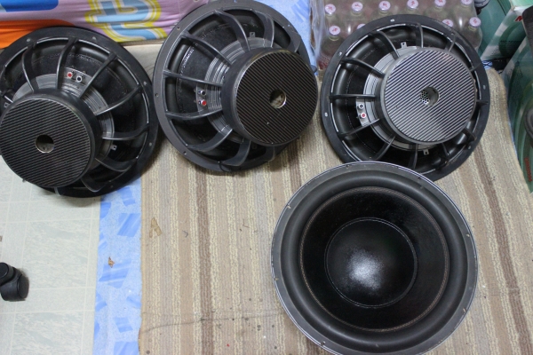 ขาย15นิ้วโมแมเหล็ก 190 มิล ว้อย3.5พันมือ 4 ดอก โมแมทกับพาเวอร์ 3000.1 D สนใจต่อลองได้ครับ 087-9927994