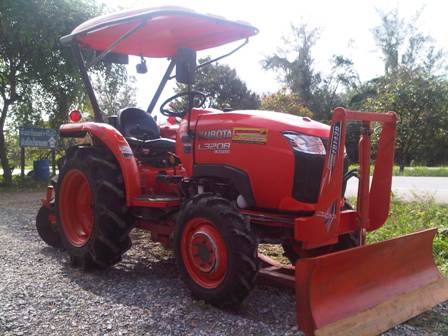 ขายรถไถ Kubota L 3208Limited (4WD) พร้อมดันหน้าและผานหลัง ขายรถไถ Kubota L 3208Limited (4WD) พร้อมดันหน้าและผานหลัง