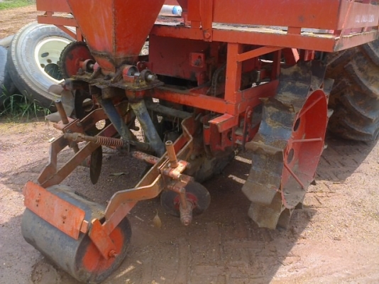 เครื่องปลูกอ้อยร่องคู่กลกิจบ้านโป่ง