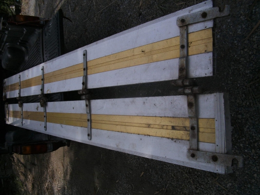 แผงข้างอลูมิเนียมหนายาว4เมตรเจ้าของฝากให้ลงขายสภาพดี