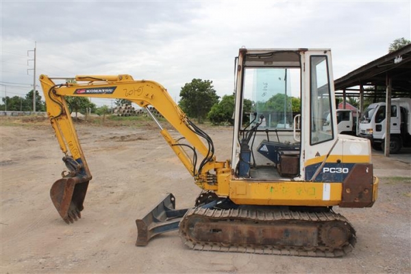 ขายรถแบคโฮ KOMASTU PC30-6เก่าญี่ปุ่นสภาพสวยพร้อมใช้