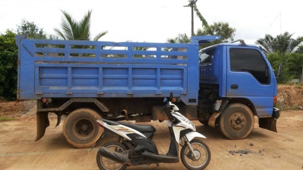 รถอีซูซุ 6 ล้อดั้ม NPR 120 แรงม้า ( ฝาขาว ) ปี 40  สนใจติดต่อ 081 - 6079515