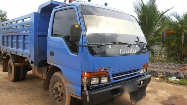 รถอีซูซุ 6 ล้อดั้ม NPR 120 แรงม้า ( ฝาขาว ) ปี 40  สนใจติดต่อ 081 - 6079515