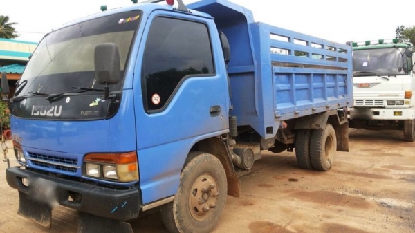 รถอีซูซุ 6 ล้อดั้ม NPR 120 แรงม้า ( ฝาขาว ) ปี 40  สนใจติดต่อ 081 - 6079515