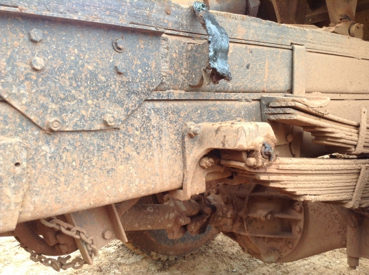 ขาย 6 ล้อหัวยาวดั้ม เครื่อง EH700 168 แรงม้า เครื่องเปลี่ยนมาใหม่ไม่มีใบคุมเครื่อง คัสซีสวย เฟืองท้ายจัมโบ้ 200 ยาง 70\% หัวเก๋งมีผุนิดหน่อย ทะเบียนขาดต่อ 5 ปี ขายตามสภาพราคาต่อรองกับเจ้าของโดยตรง