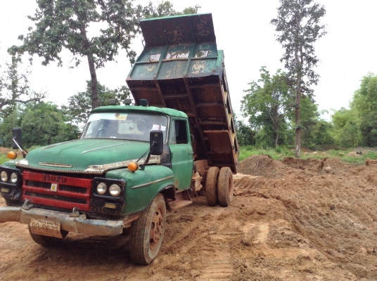 ขาย 6 ล้อหัวยาวดั้ม เครื่อง EH700 168 แรงม้า เครื่องเปลี่ยนมาใหม่ไม่มีใบคุมเครื่อง คัสซีสวย เฟืองท้ายจัมโบ้ 200 ยาง 70\% หัวเก๋งมีผุนิดหน่อย ทะเบียนขาดต่อ 5 ปี ขายตามสภาพราคาต่อรองกับเจ้าของโดยตรง