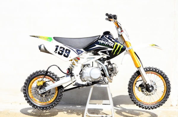 ลดล้าง    เครื่องสูตร LIFAN 125CC แรงด้วยเครื่องที่มีแรงบิดสูง ยกล้อง่ายๆ เฟรมถักรับแรงกระแทกได้สบาย กระโดดได้ โช็คหน้าหัวกลับ ท่อสูตรแต่ง และล้อ อลูมิเนียม น้ำหนักเบา ขี่ง่ายคล่องตัว โปรโมชั่น สุดท้าย เหลือเพียงไม่กี่คัน อย่ารอช้า 275