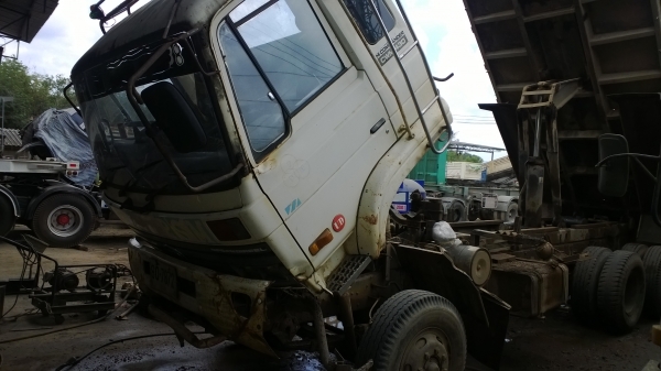 10ล้อดั้มNISSAN UD 230 แรง คันนื้ได้เดิมๆ รถห้างแท้ เล่มพร้อม ภาษีไม่ขาด  (วิ่งงานเพิ่งเสร็จ.กำลังล้างอยู่...)..